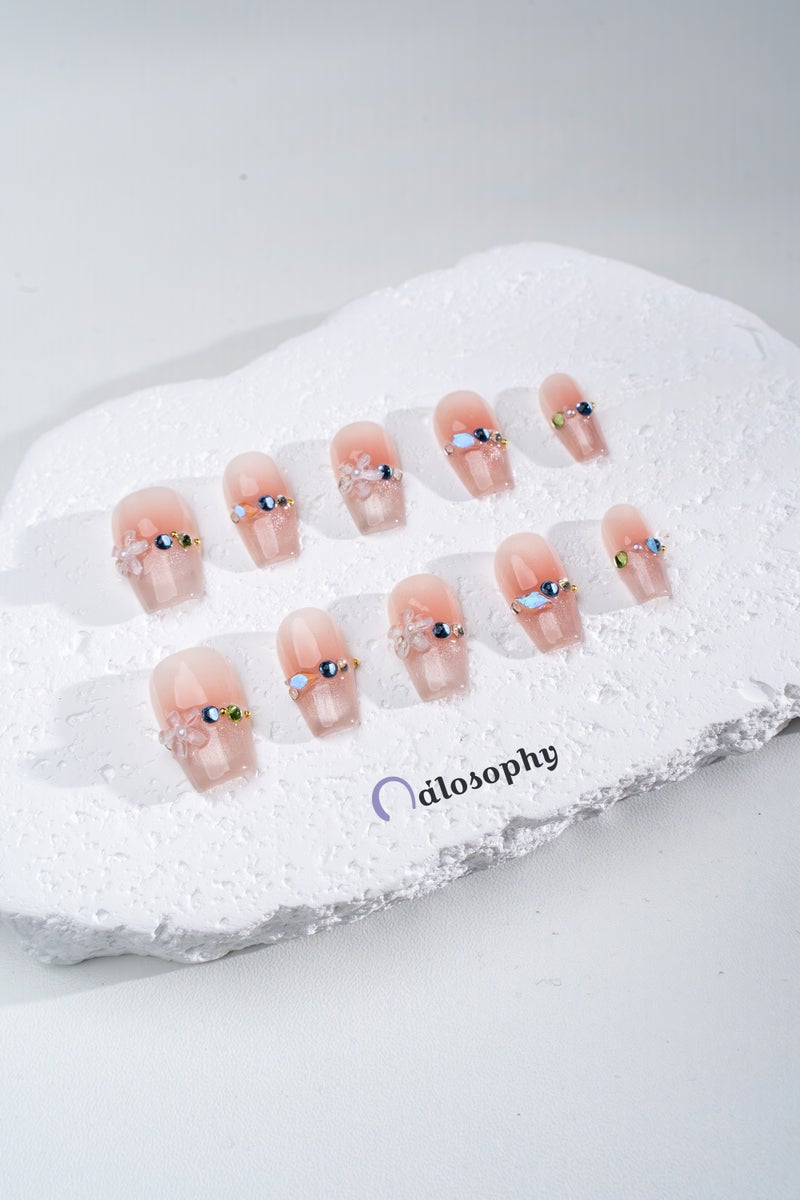 Nailosophy أظافر جيل مضغوطة يدوية الصنع باللون الوردي مع عيون قطة وزهور ثلاثية الأبعاد وكريستالات زرقاء | شكل تابوت - Image 1